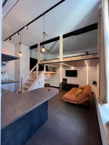 cocina abierta y sala de estar con altillo en Urban Les Chartriers, en Mons