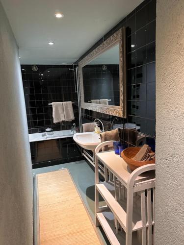 une salle de bain avec un lavabo et un miroir dans l'établissement La Couchette, à La Rosière