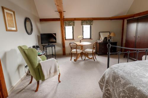 TV a/nebo společenská místnost v ubytování North Downs Barn