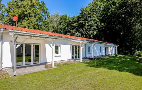 a small white building with a lawn in front of it at Klassisch in Gransee