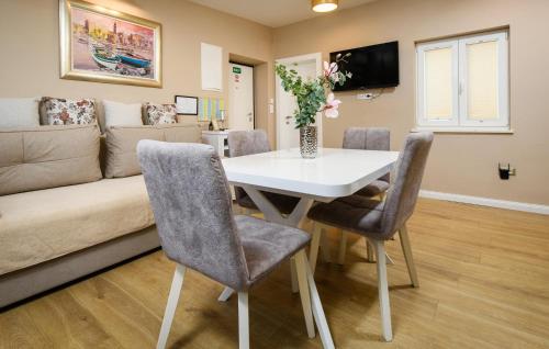 Lovely Apartment In Split With Wifi