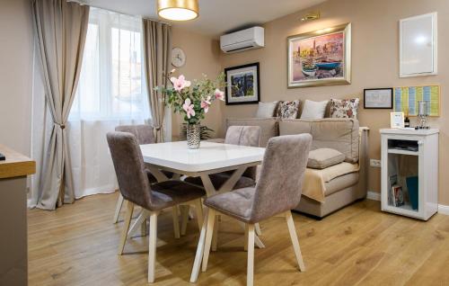 Lovely Apartment In Split With Wifi
