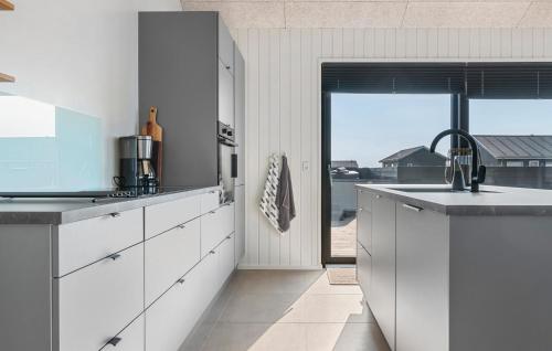 Η κουζίνα ή μικρή κουζίνα στο Beautiful Home In Løkken With Wifi