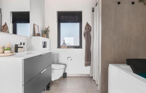 Ένα μπάνιο στο Beautiful Home In Løkken With Wifi