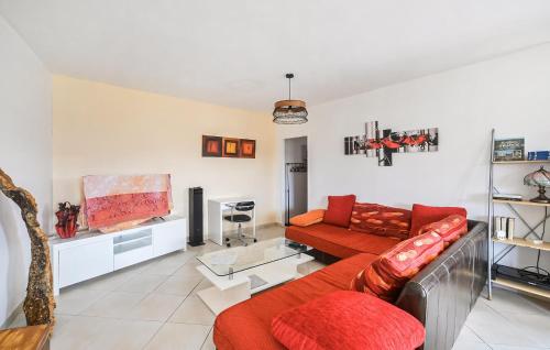 un salon avec un canapé rouge et une table dans l'établissement Comfortable, Pittoresques, à Combas