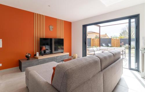 un salon avec un canapé et une télévision dans l'établissement Pet Friendly Home In Les Arcs, aux Arcs-sur-Argens