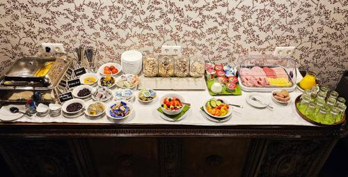 een tafel met veel gerechten erop bij Gasthof Alte Schule in Fürstenzell