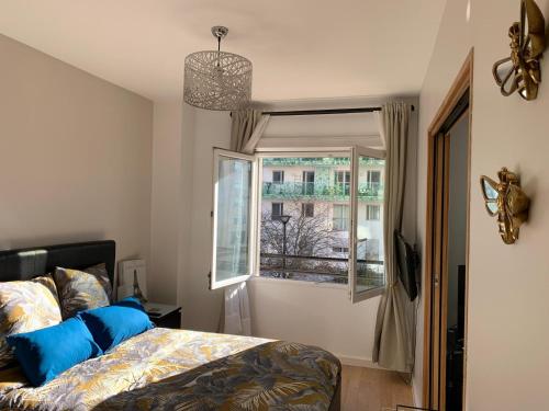 une chambre avec un lit et une fenêtre dans l'établissement Appartement cosy - Paris La Défense, à Courbevoie