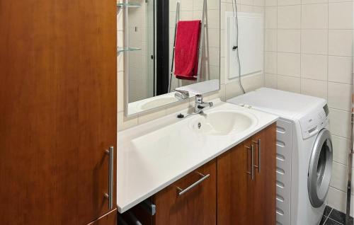 Awesome Apartment In Bodø With Wifiにあるバスルーム