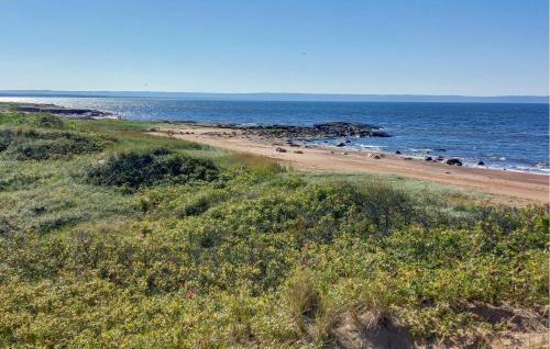 Ein Strand mit einem Haufen Steine im Wasser in der Unterkunft Cozy Home In Heberg With Wifi in Heberg