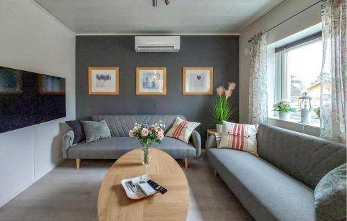 a living room with a couch and a table at Cozy Home In Heberg With Wifi in Heberg