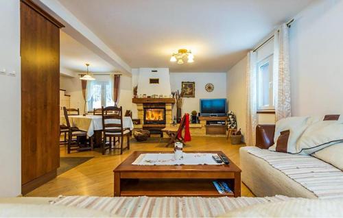 a living room with a couch and a coffee table at Stunning Home In Gospic in Gospić