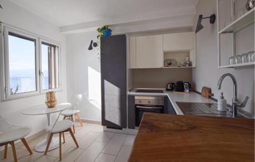 Kuchyň nebo kuchyňský kout v ubytování Awesome Apartment In Reggio Calabria
