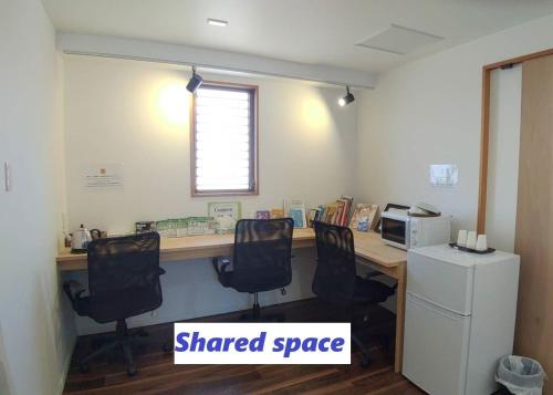 an office with a shared space with desks and chairs at Kyoto Guesthouse Rantan - Vacation STAY 84810v in Nishi-kujō-Toriiguchichō