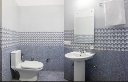 a bathroom with a toilet and a sink at Hotel shivalaya in Haldwāni