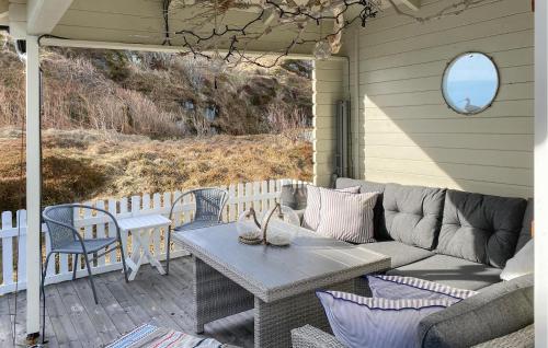 Χώρος καθιστικού στο Amazing Home In Averøy With Wifi