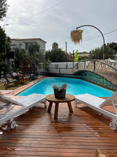 Бассейн в B House Alaçatı или поблизости