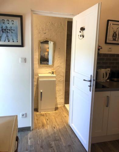 - une cuisine avec une porte blanche et un évier dans l'établissement The Petit Prince Studio at Chateau Mareuil, à Brigueuil-le-Chantre