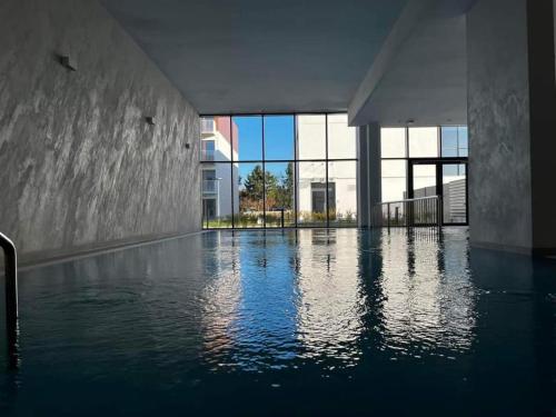 Bazén v ubytování SunSet Let`s Sea Baltic Spa nebo v jeho okolí
