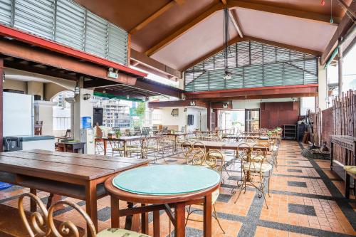 Un restaurante u otro lugar para comer en OYO 210 Apple Tree Suites