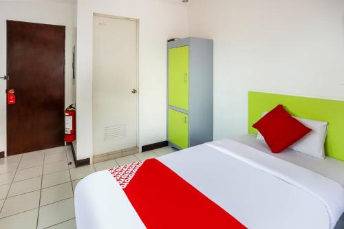 Una cama o camas en una habitación de OYO 210 Apple Tree Suites