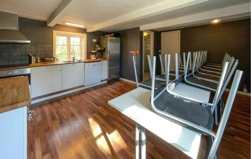 Η κουζίνα ή μικρή κουζίνα στο 2 Bedroom Nice Home In Huaröd