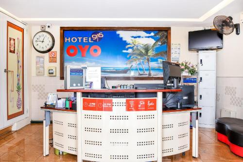 un mostrador de hotel en una habitación con reloj en Hotel O Hotel 916, en Cuevas de Batu