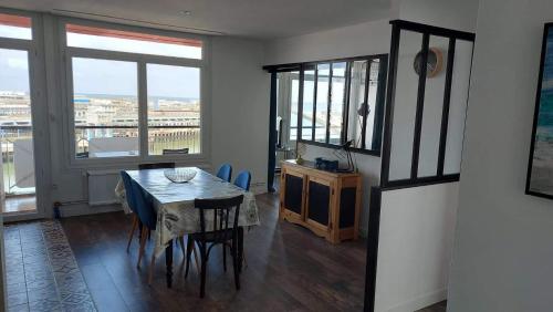 une salle à manger avec une table et quelques chaises dans l'établissement le folkestone, à Boulogne-sur-Mer