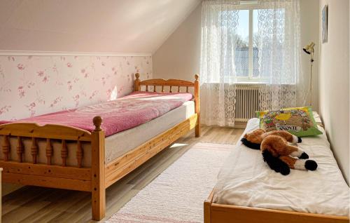 Una cama o camas en una habitación de Amazing Home In Mjöbäck