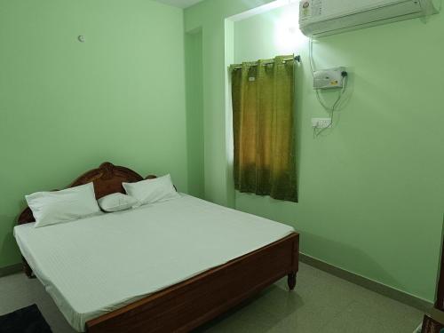 Cama en habitación con ventana y cama doble en Patliputra Vihar, en Patna