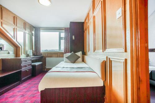 a small bedroom with a bed in a room at OYO The Rowers Hotel, Dunston Gateshead in Newcastle upon Tyne