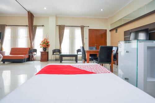 a room with a kitchen and a living room at Capital O 1430 Hotel Ratna Syariah in Probolinggo