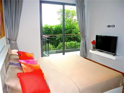 เตียงในห้องที่ Emerald Patong 1 bedroom Modern Apartment