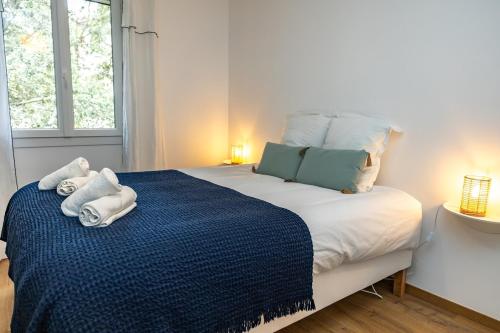 une chambre avec un grand lit avec des serviettes dessus dans l'établissement Près d'Avignon élégante villa avec vue, à Pujaut