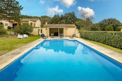 une grande piscine bleue devant une maison dans l'établissement Près d'Avignon élégante villa avec vue, à Pujaut