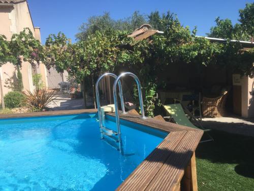 - une piscine avec toboggan dans la cour dans l'établissement Tramontane chambre salon et piscine, à Jonquerettes