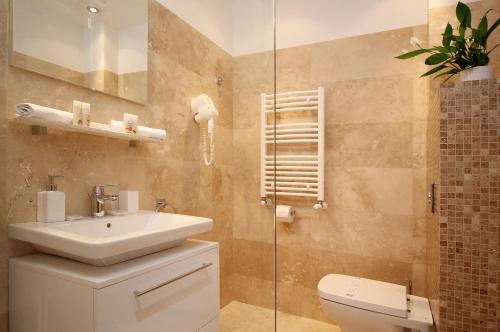 un bagno con lavandino, WC e doccia di Studio Old Town a Bucarest