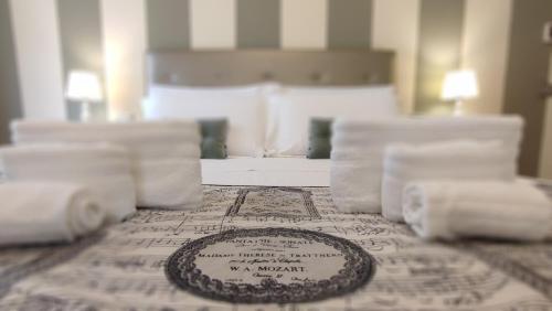a table with towels on top of a bed at Dimora Bellini - Residenza d'Epoca in Palermo