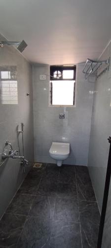 Bilik mandi di Dakshin Kashi Home stay Harihareshwar