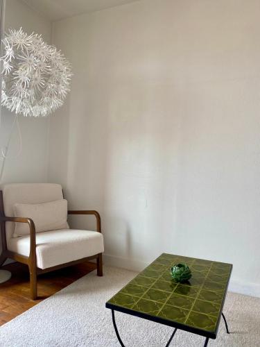 un salon avec une chaise et une table dans l'établissement Centre ville du Perreux near to Paris & Disneyland, à Le Perreux-Sur-Marne