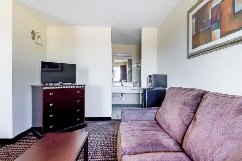 a living room with a couch and a kitchen at OYO Hotel Eloy Casa Grande near I-10 in Eloy