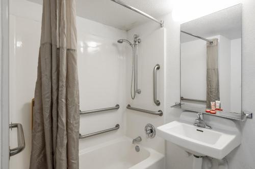 Koupelna v ubytování OYO Hotel Houston Katy Freeway