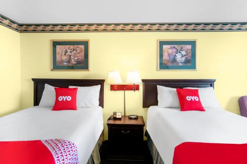 Ένα ή περισσότερα κρεβάτια σε δωμάτιο στο OYO Hotel Oklahoma City South I-35 and SE 29th