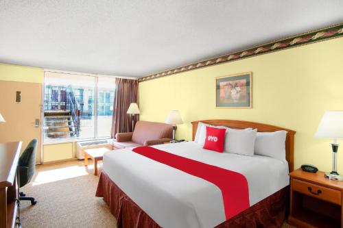 Ένα ή περισσότερα κρεβάτια σε δωμάτιο στο OYO Hotel Oklahoma City South I-35 and SE 29th