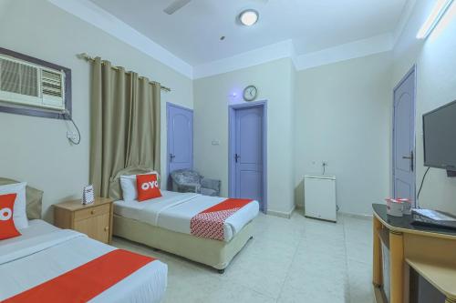 TV a/nebo společenská místnost v ubytování Super OYO 108 Marsa Al Masafar Hotel Apartment