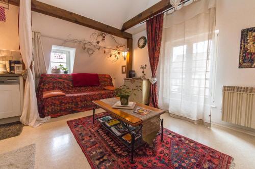 un salon avec un canapé et une table dans l'établissement Gite l'Ame d'Antan, à Colmar
