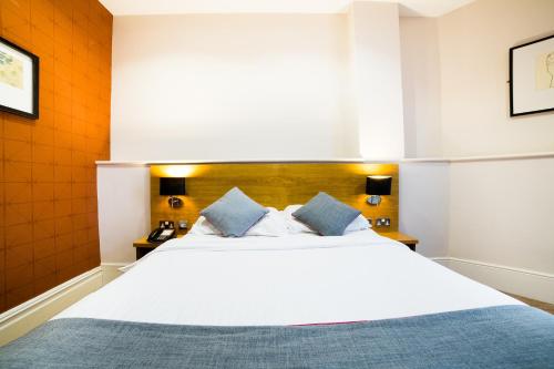Una cama o camas en una habitación de OYO Imperial Hotel