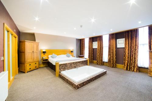 Una cama o camas en una habitación de OYO Imperial Hotel