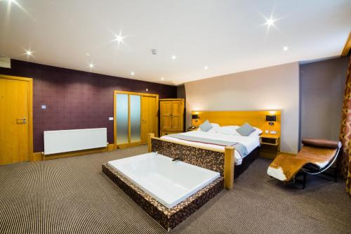 Una cama o camas en una habitación de OYO Imperial Hotel