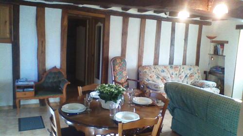 un salon avec une table et un canapé dans l'établissement La Maladière, à Cormeray